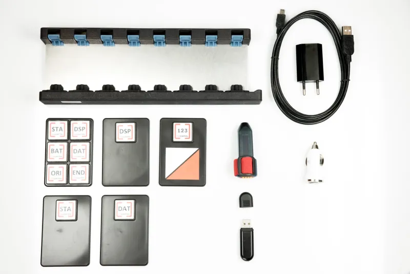 Inhalt des FixSet Basic: FixLoader Multi, FixMaster Singles, FixLogger, Ladegeräte und USB-Stick.