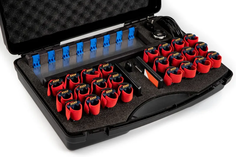 Geöffneter Koffer der FixSet Box mit 24 FixLoggern, FixLoader Multi und Zubehör.