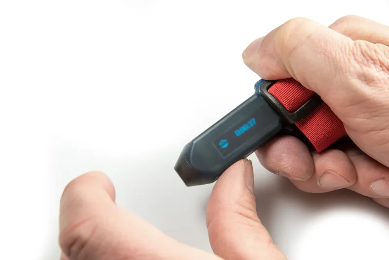FixLogger wird mit dem roten Klettband am Finger befestigt.
