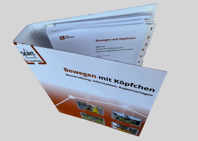 Schulordner «Bewegen mit Köpfchen» mit nummerierten Registern.