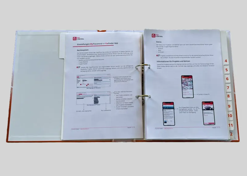 Geöffneter Schulordner mit Anleitungen zu MyFixcontrol und zur FixFinder-App.