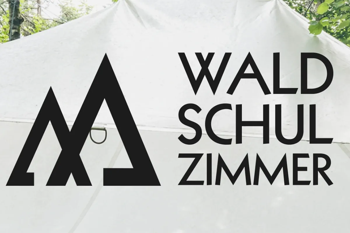 Logo des Waldschulzimmers auf einem Zeltdach.