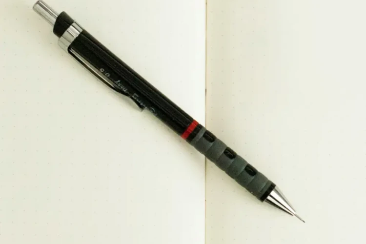 Mit Bleistift und Papier die Zeiten festhalten.